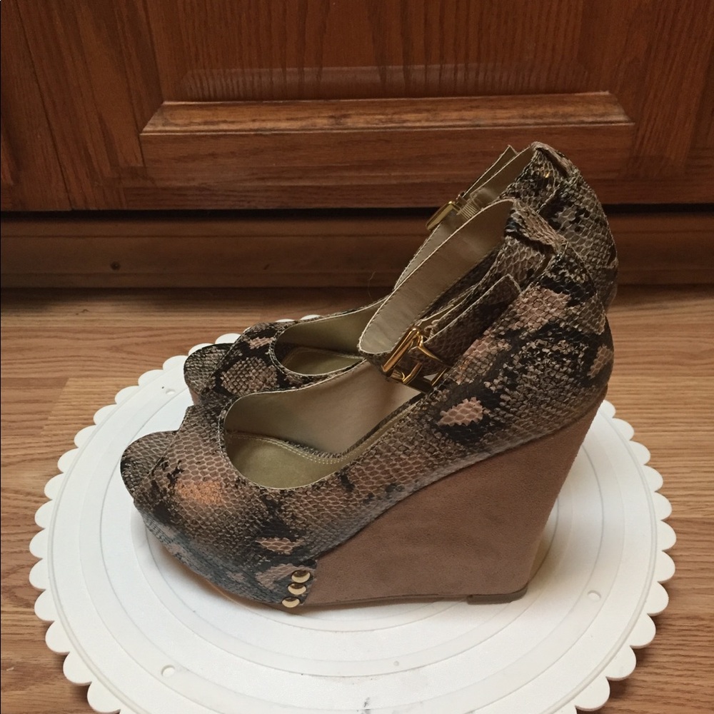 Shoe Dazzle Snakeskin Print Wedge Heels Size 9